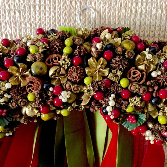 MacKenzie - Childs 𝐼𝑑𝑎 𝑆𝑐𝘩𝑙𝑜𝑠𝑠𝑏𝑒𝑟𝑔 Berry & Cone Wreath - Picture 6 of 9